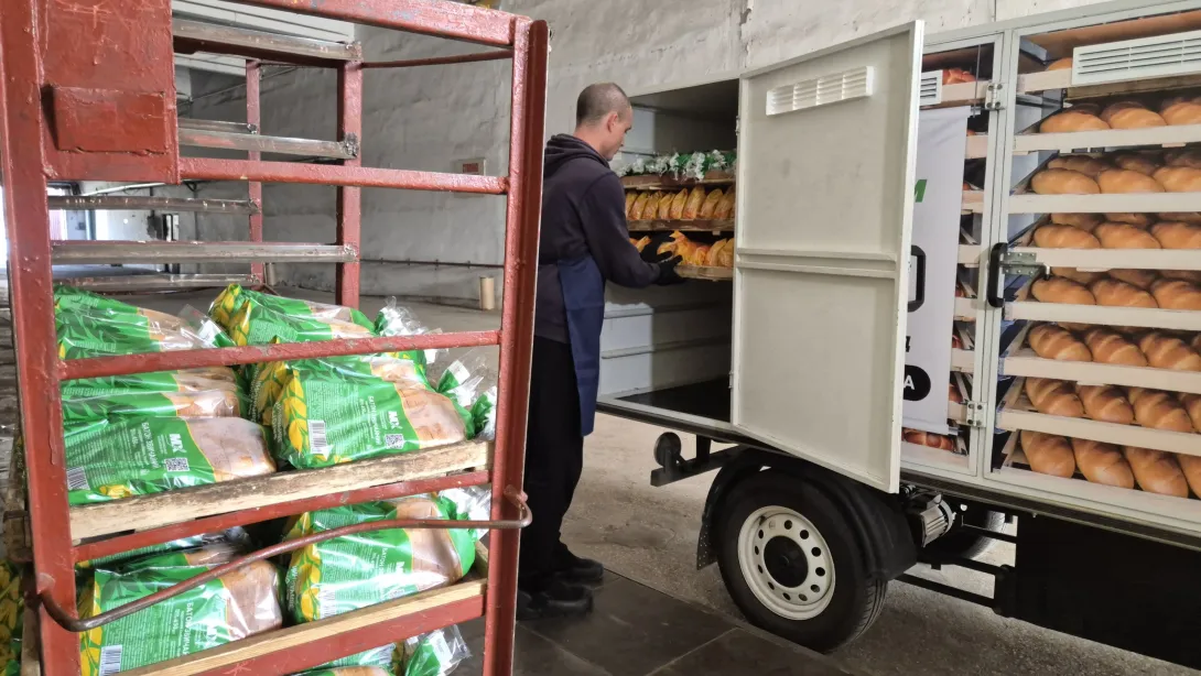 У Миколаєві хліб доставляє українська електрична вантажівка з бокссом для хліба від MeGoElectric UA